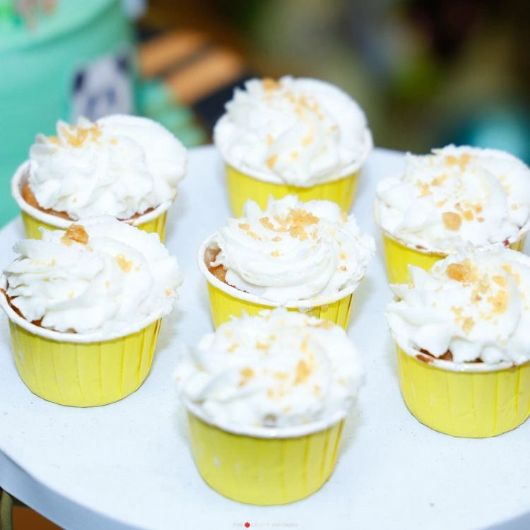 Get jungle safari birthday decor package with themed cupcakes for party guests