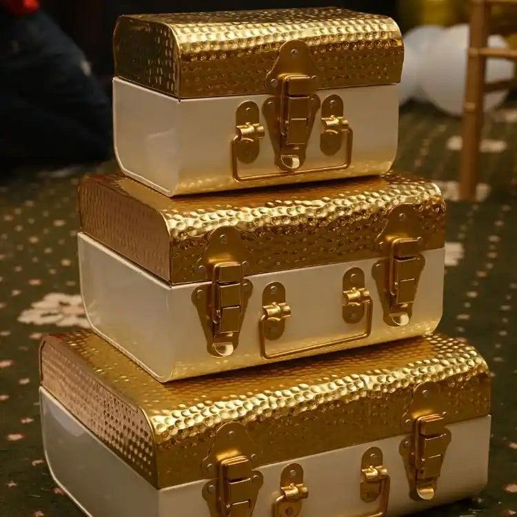 Get jungle safari birthday decor package with decorative gold gift boxes