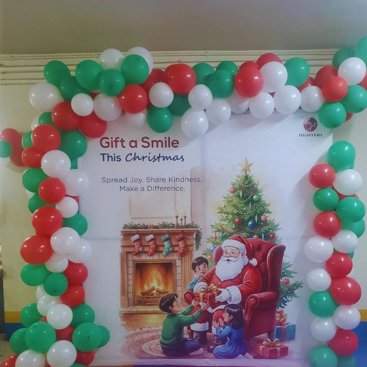 Get red green and white Christmas office balloon decoration with printed backdrop